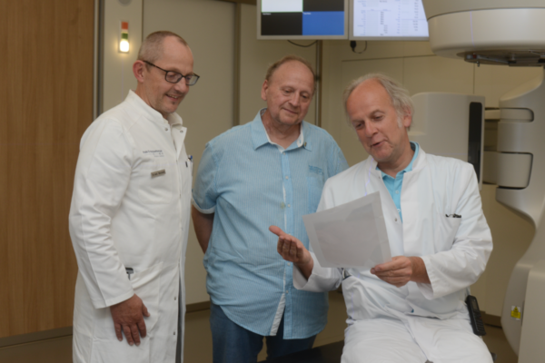 Dr. Horst-Dieter Weinhold und Dr. Dirk Hennesser freuen sich über die erfolgreiche Tumorbehandlung bei Wilfried Gönnemann.